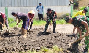TNI dan Warga Gotong Royong Perbaiki Jalan di Way Tuba