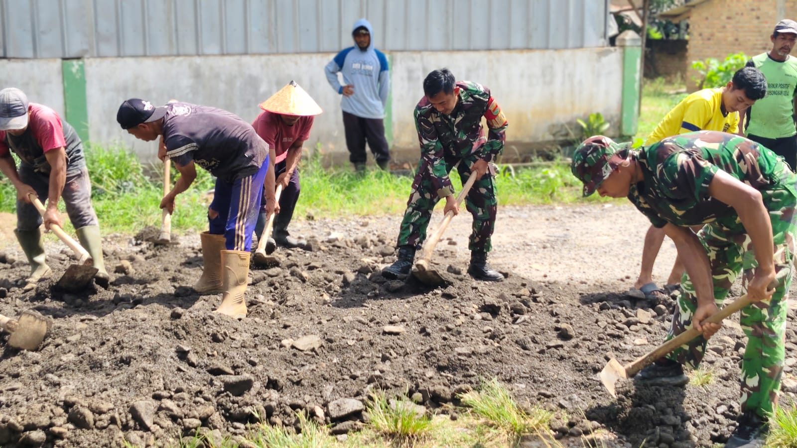 TNI dan Warga Gotong Royong Perbaiki Jalan di Way Tuba