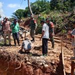 TNI Bantu Perbaikan Jembatan Rusak di Kampung Ramsai