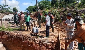 TNI Bantu Perbaikan Jembatan Rusak di Kampung Ramsai