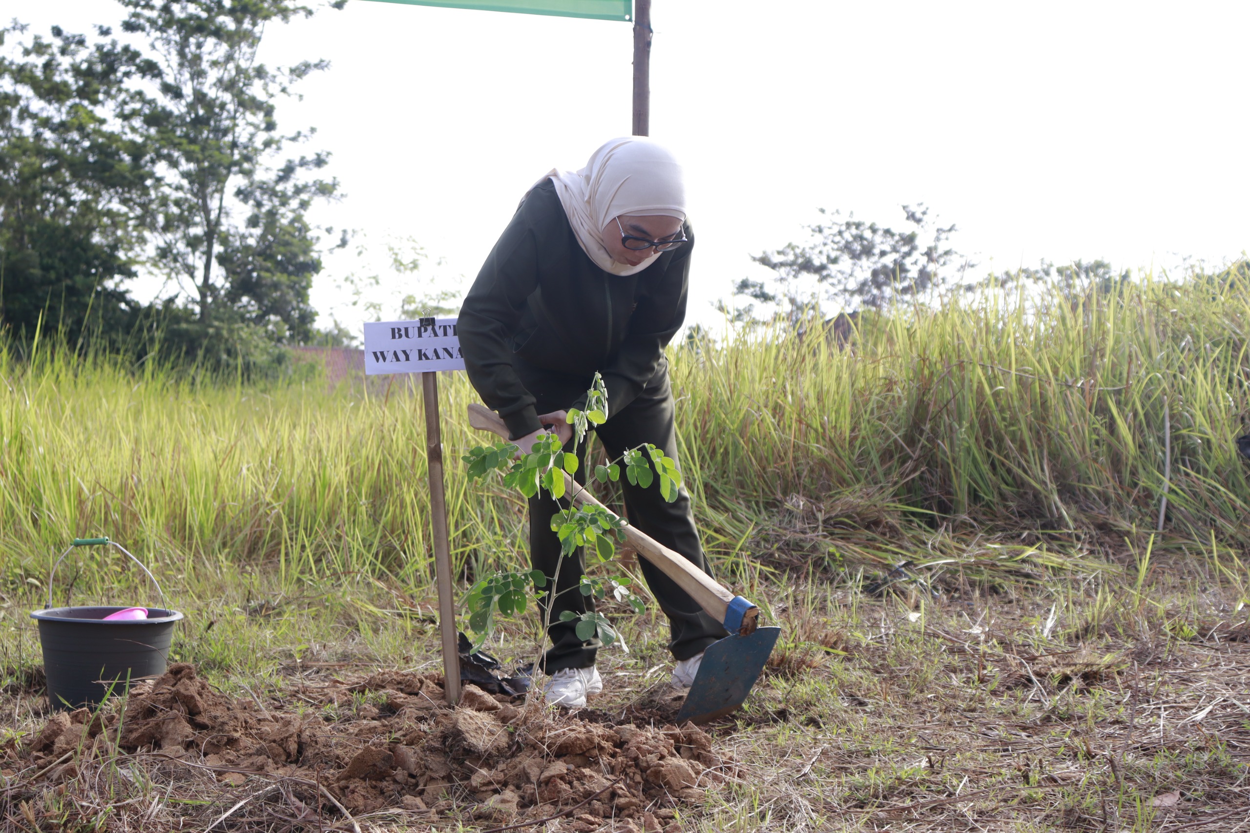 Bupati Way Kanan Pimpin Gerakan Bersih dan Tanam Pohon